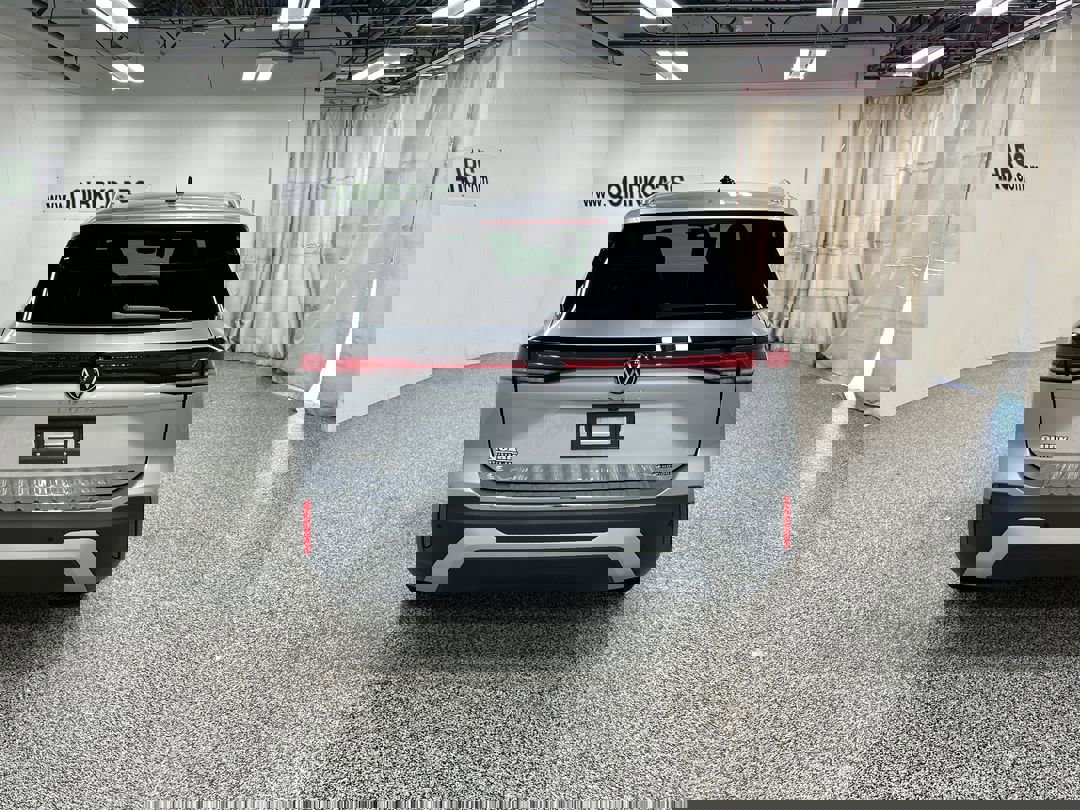 2025 Volkswagen Tiguan SE photo 3