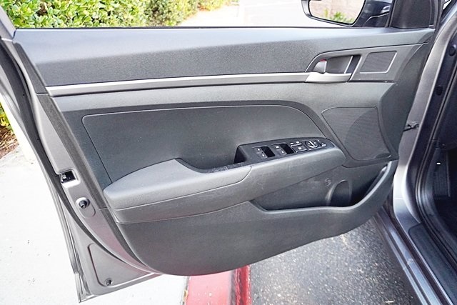 Used 2018 Gray Hyundai SE image 18