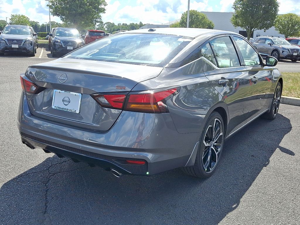2025 Nissan Altima 2.5 SR photo 4