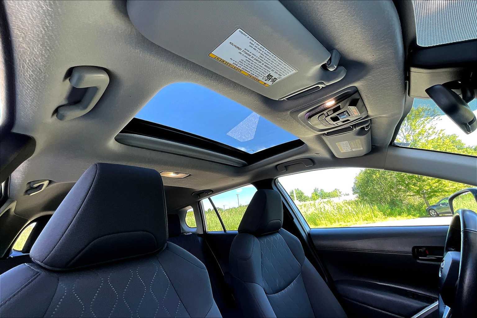 2022 Toyota Corolla Cross LE photo 12