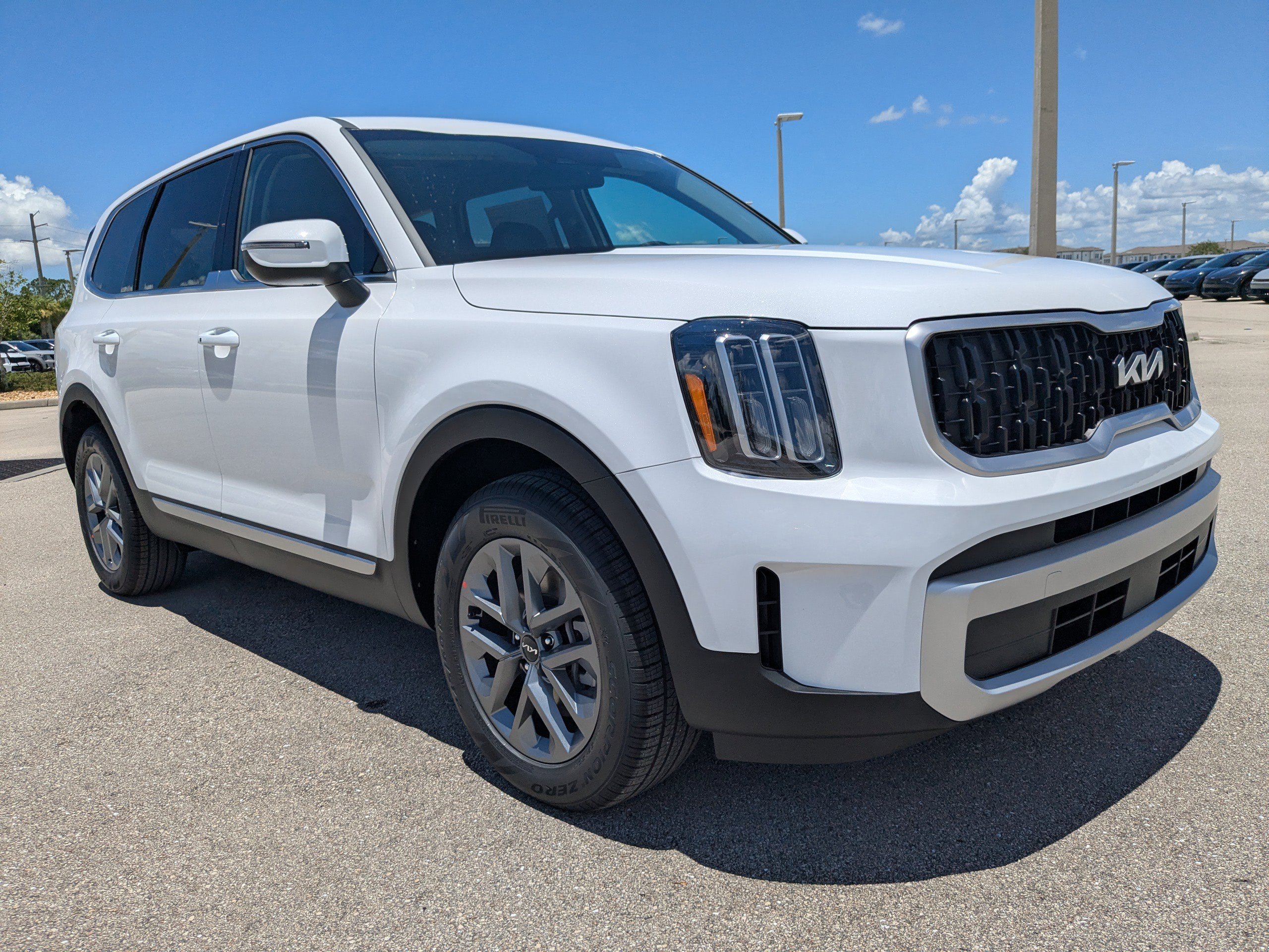 2025 Kia Telluride LX photo 2