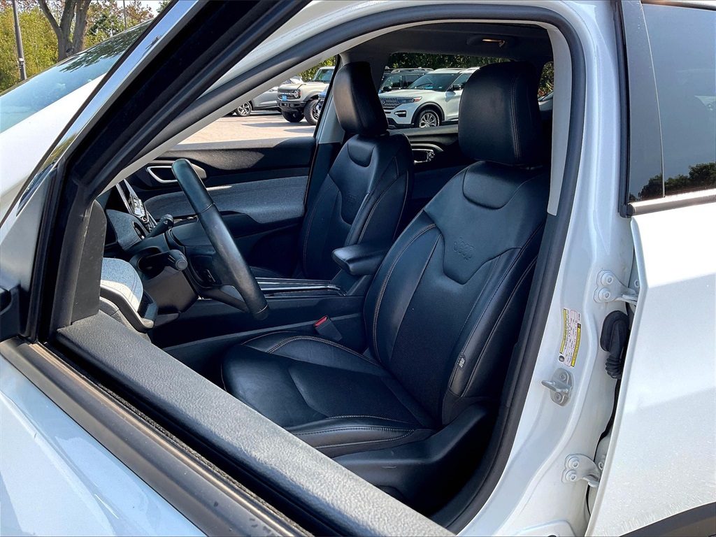2022 Jeep Compass Latitude Lux photo 9