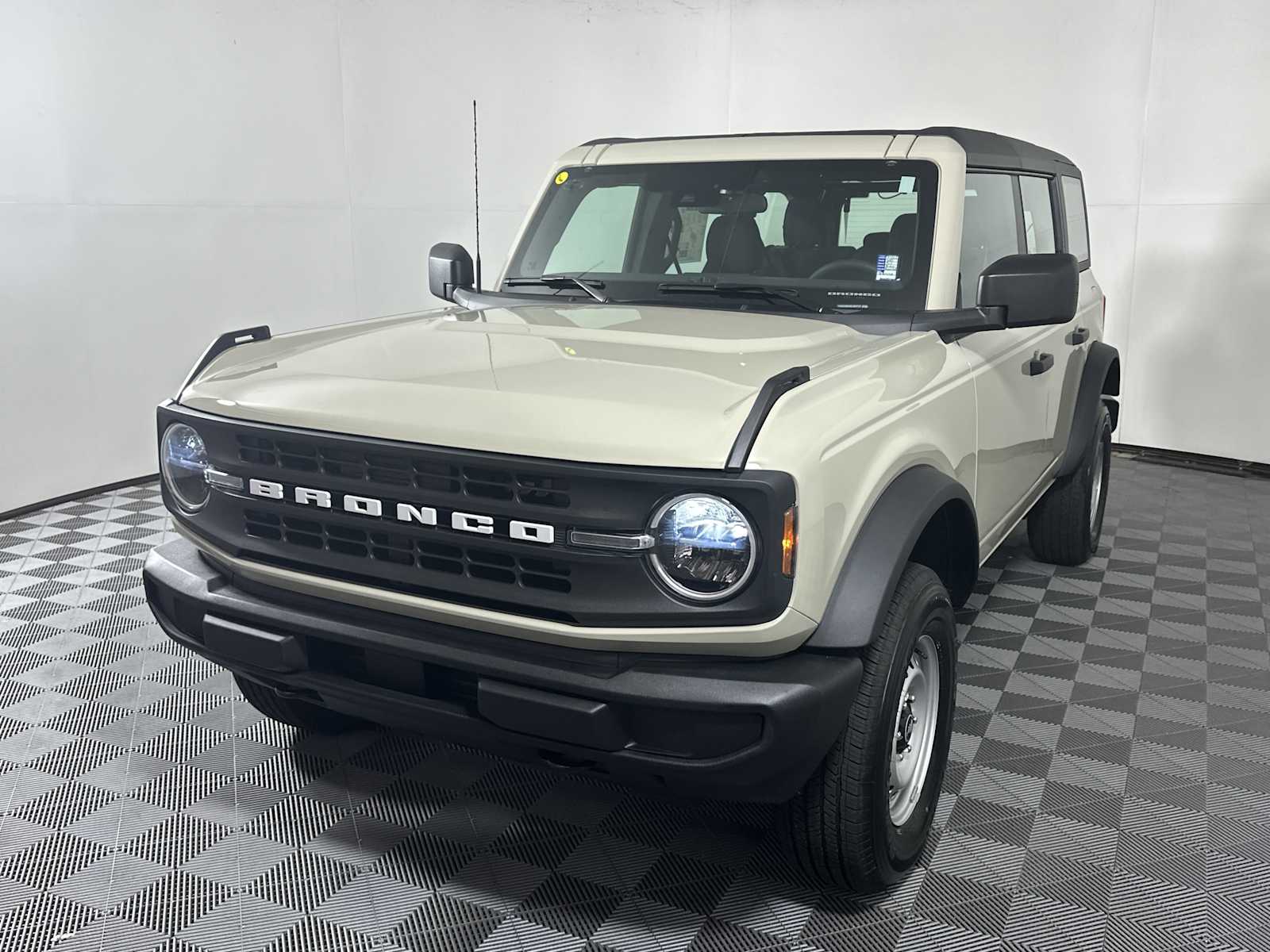 2025 Ford Bronco Base photo 3