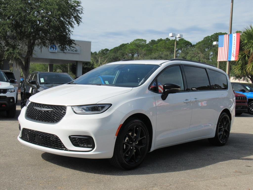 2026 Chrysler Pacifica Limited photo 3