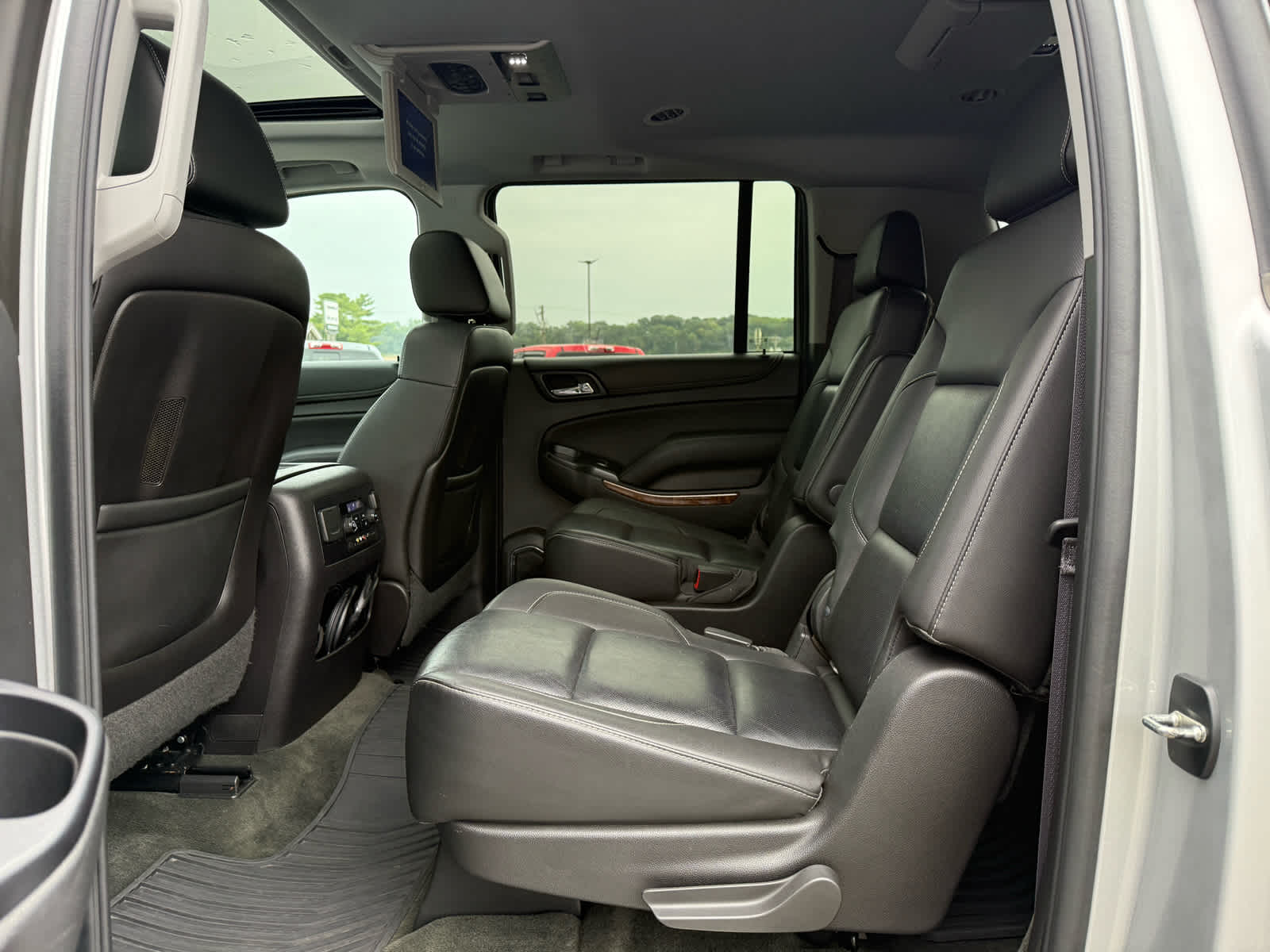 2015 Chevrolet Suburban LTZ photo 5
