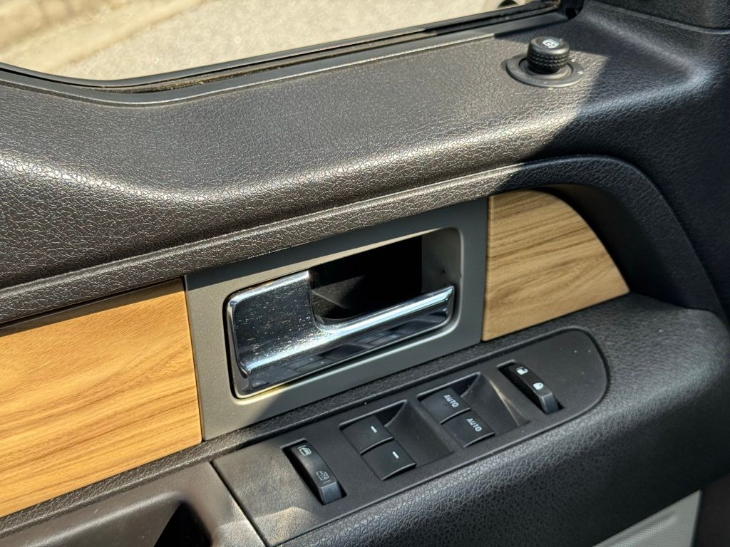 2011 Ford F-150 Lariat photo 18