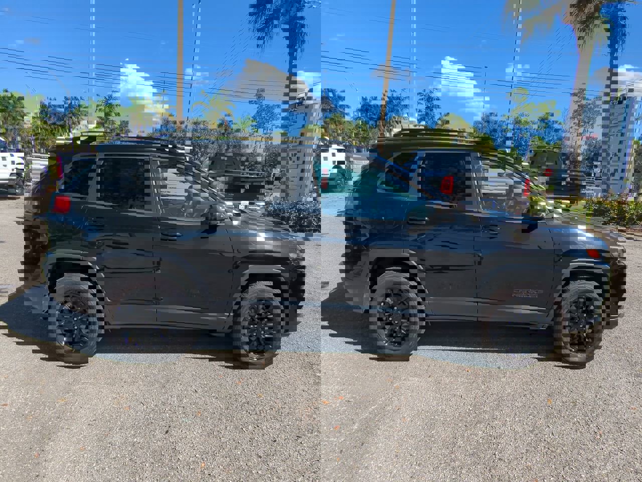 2023 Jeep Cherokee Altitude Lux photo 3