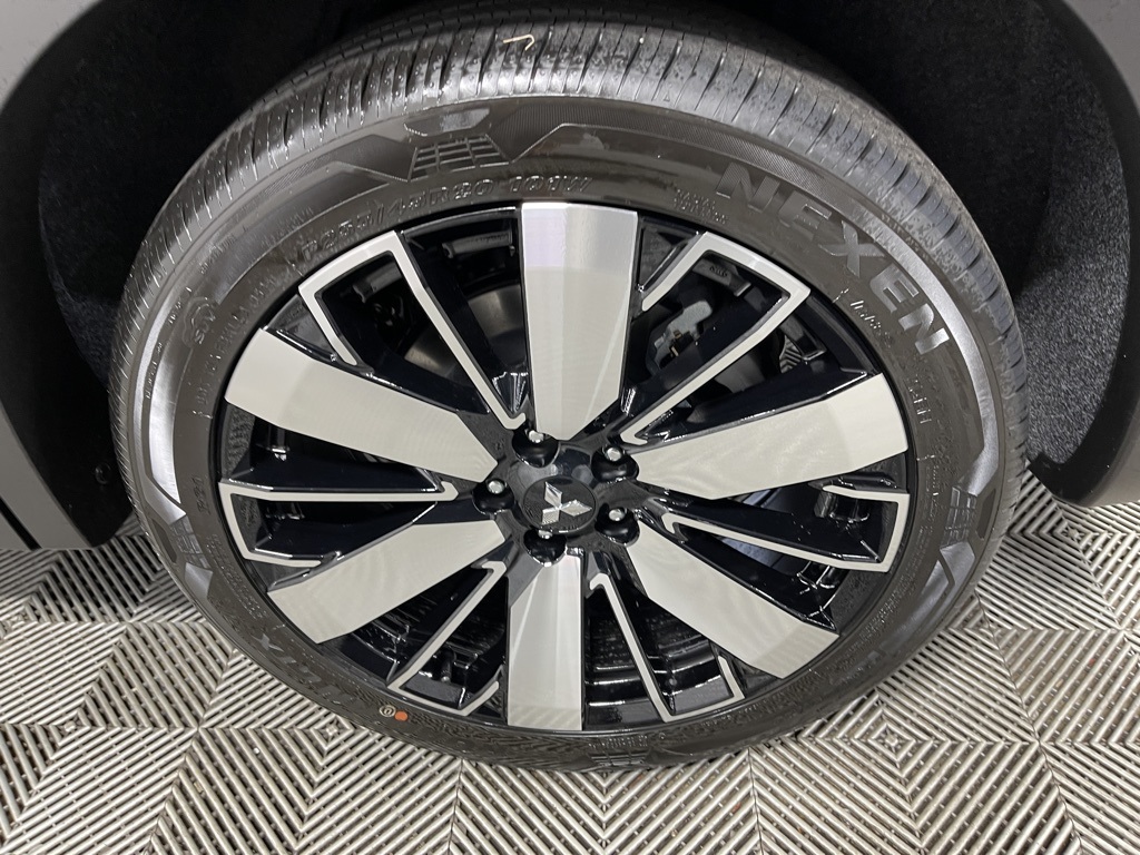 2025 Mitsubishi Outlander SE photo 32