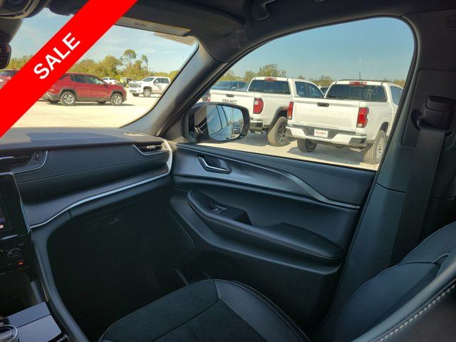 2025 Jeep Grand Cherokee Altitude photo 10