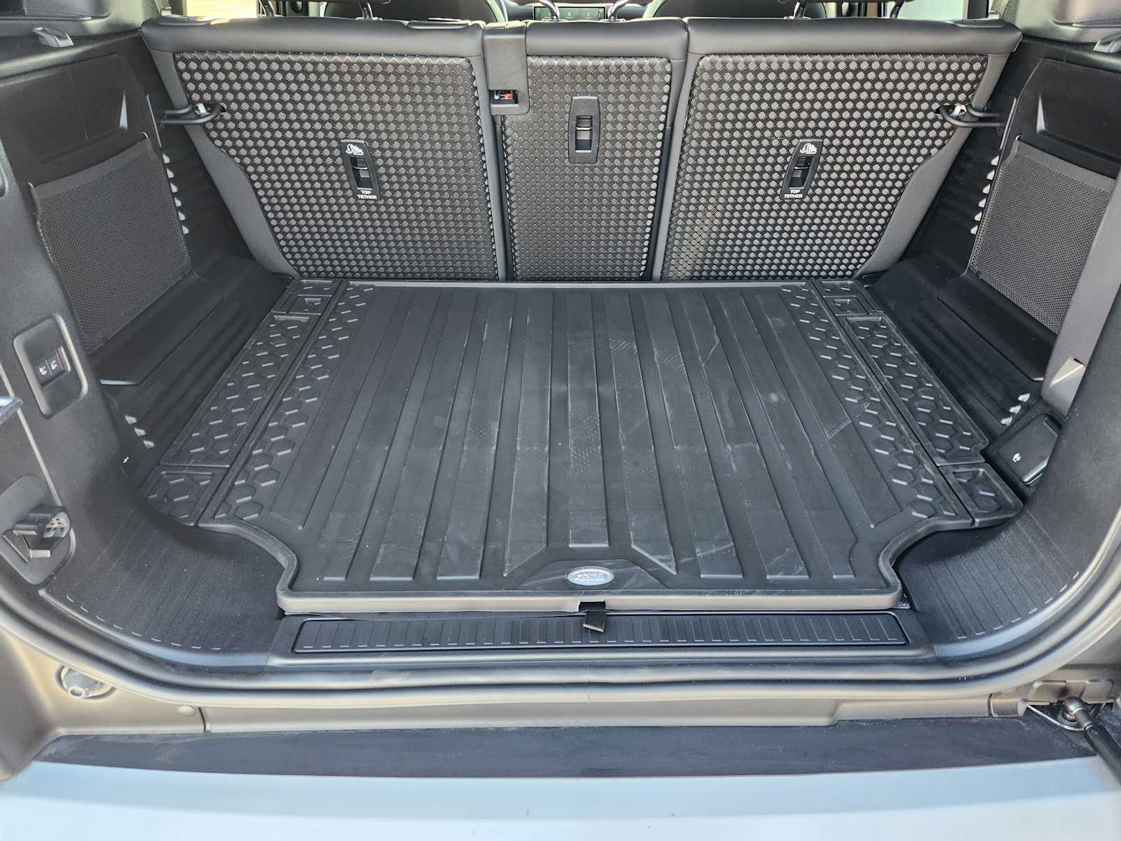 2025 Land Rover Defender 110 S photo 32