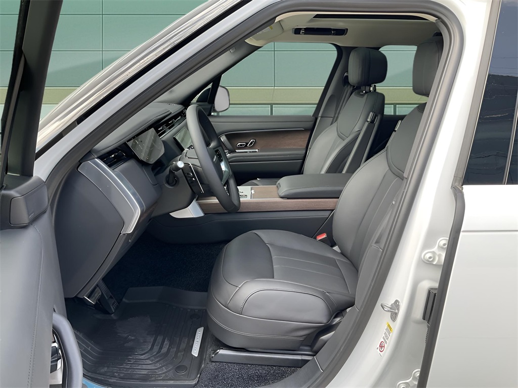 2025 Land Rover Range Rover SE photo 13