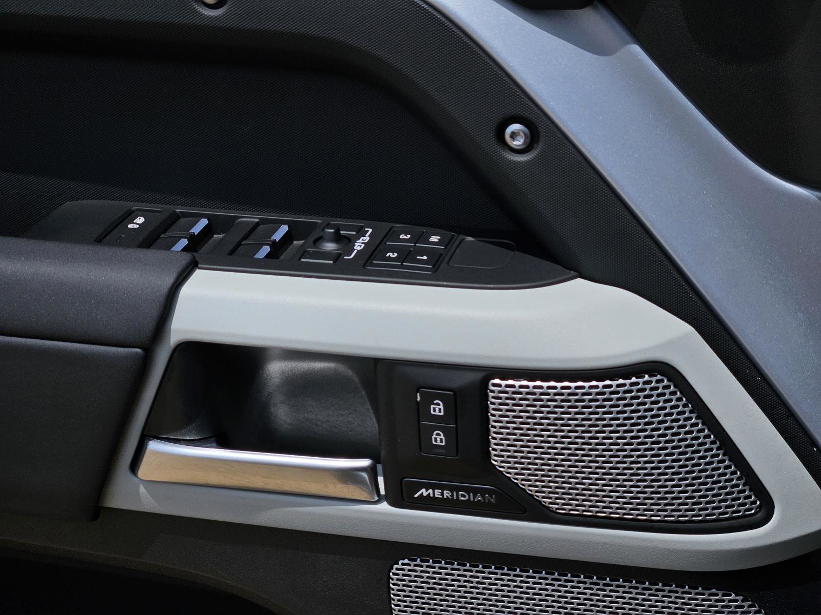 2024 Land Rover Defender X-Dynamic SE photo 23