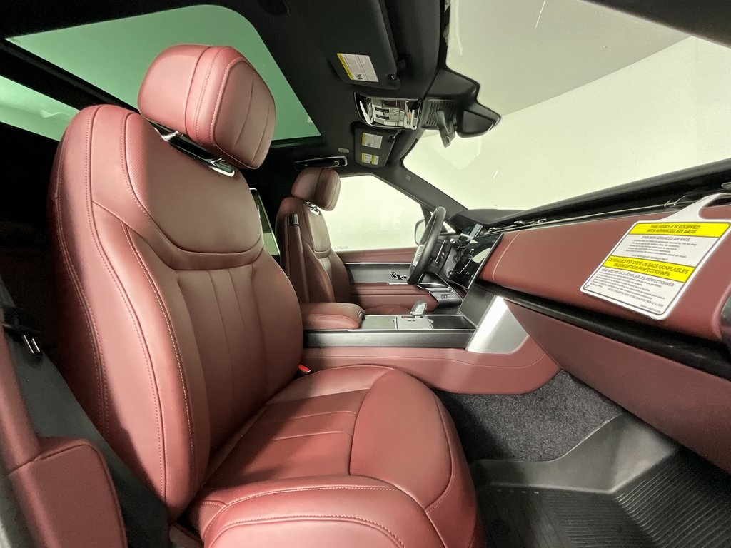 2025 Land Rover Range Rover SE photo 2