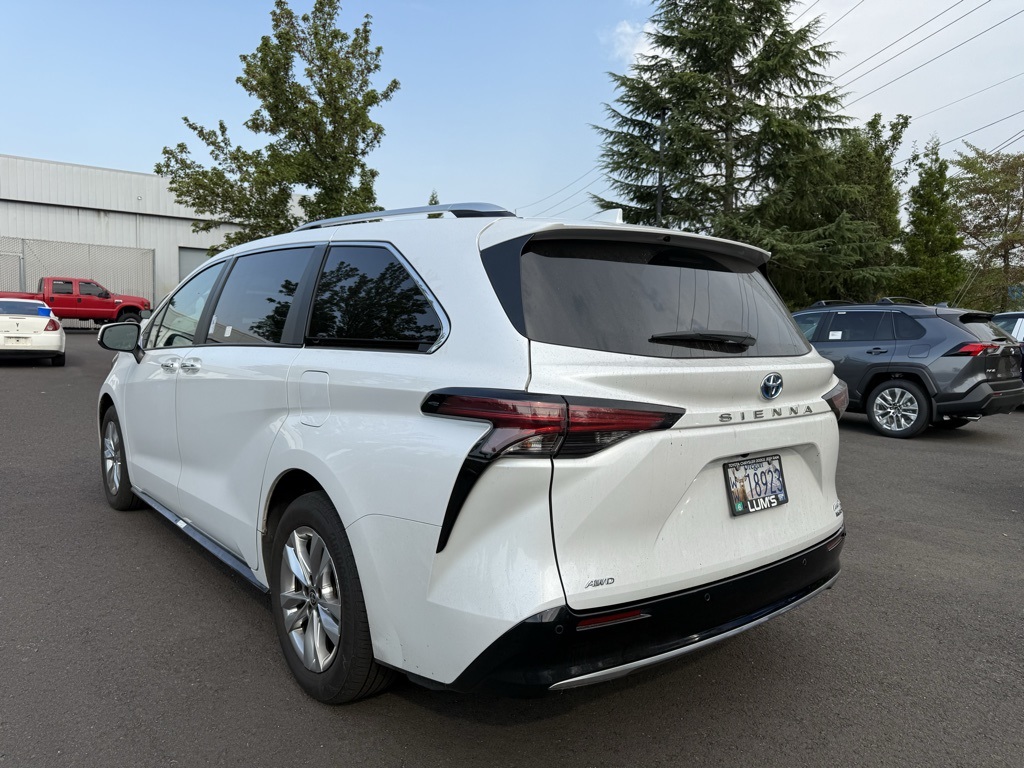 2023 Toyota Sienna Limited photo 3