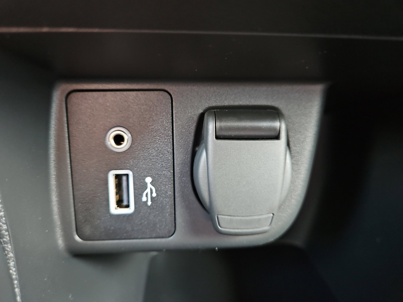 2025 Nissan Versa S photo 16
