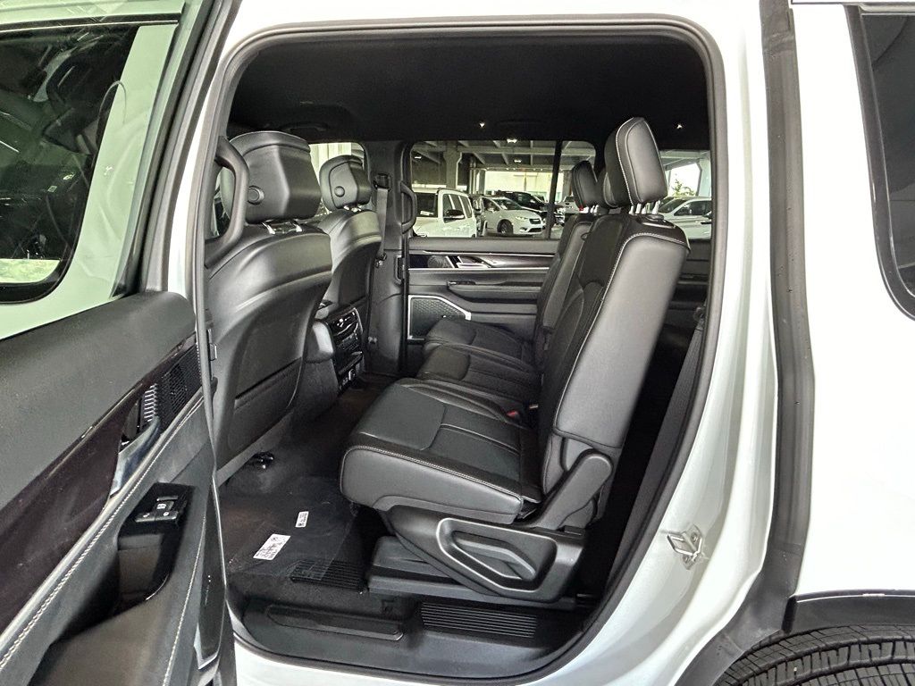 2024 Jeep Wagoneer Base photo 27