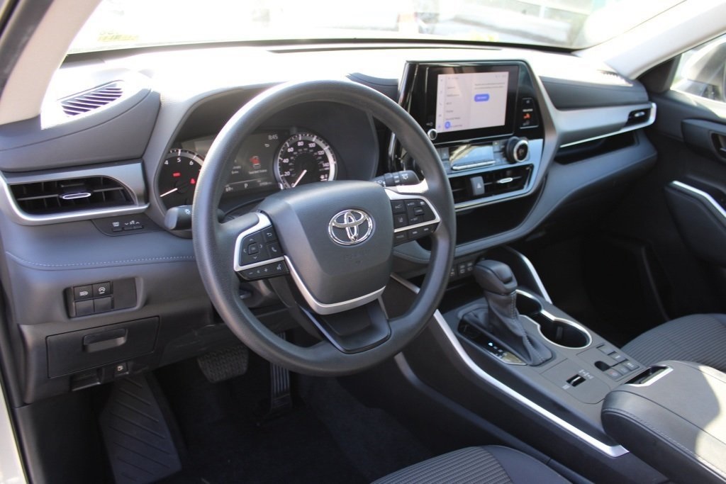 2023 Toyota Highlander L photo 2