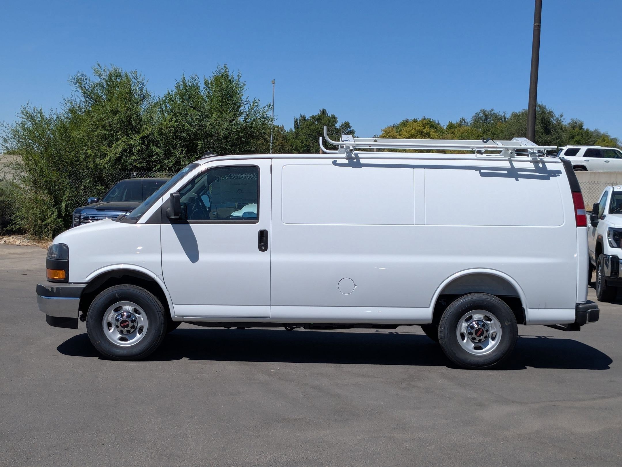 2025 Gmc Savana Cargo 2500 photo 2