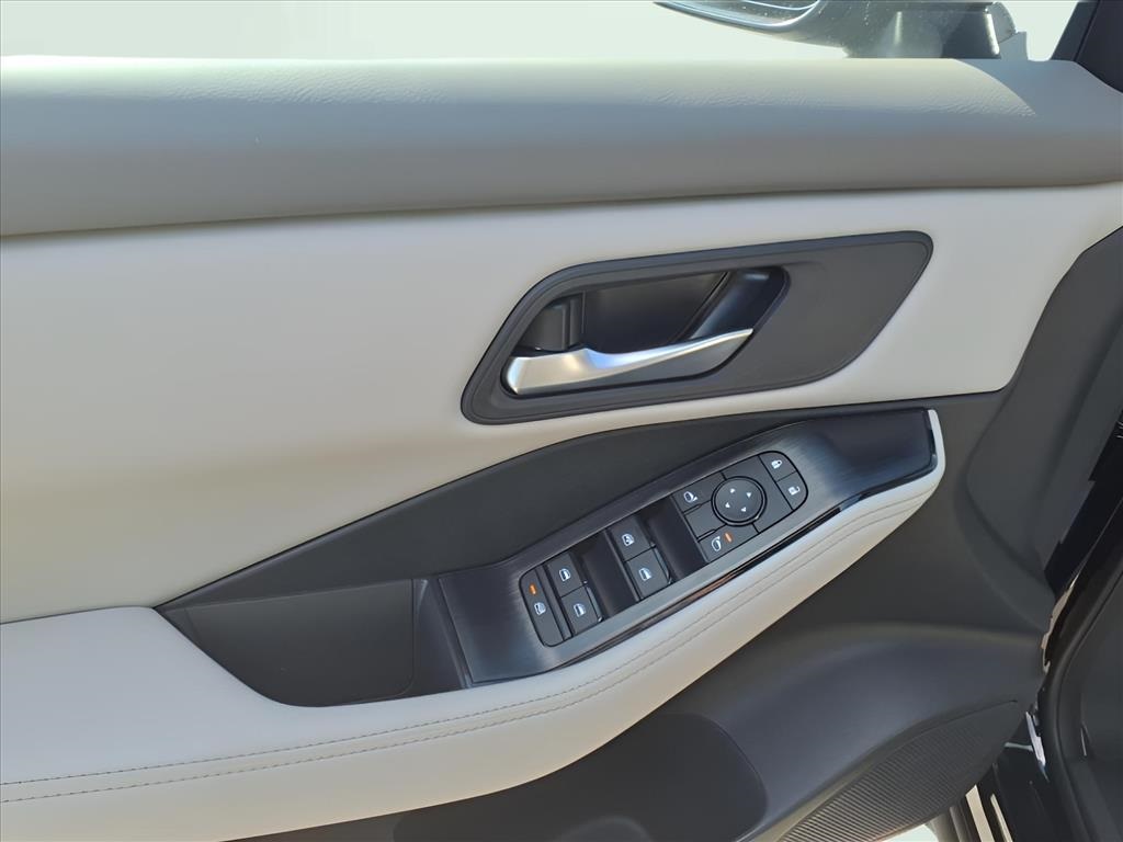 2025 Nissan Rogue SV photo 15