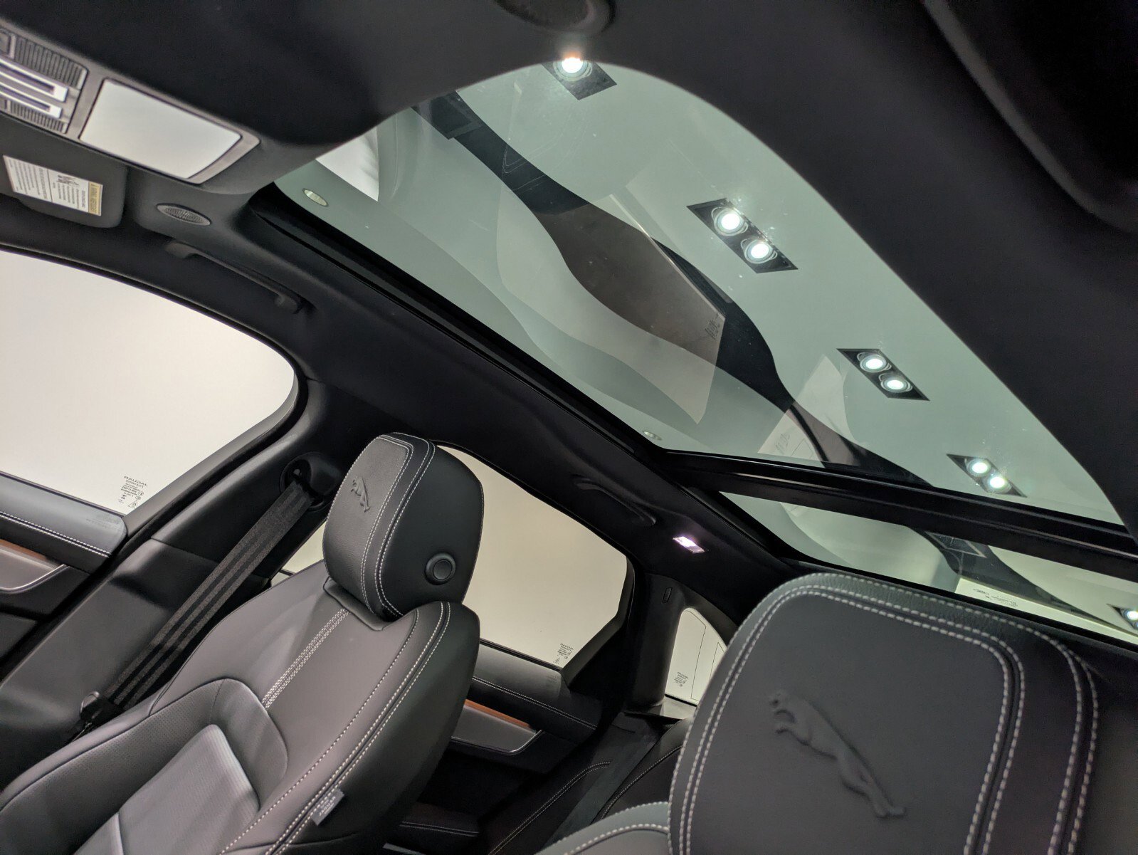 2026 Jaguar F-PACE P250 R-Dynamic S photo 9