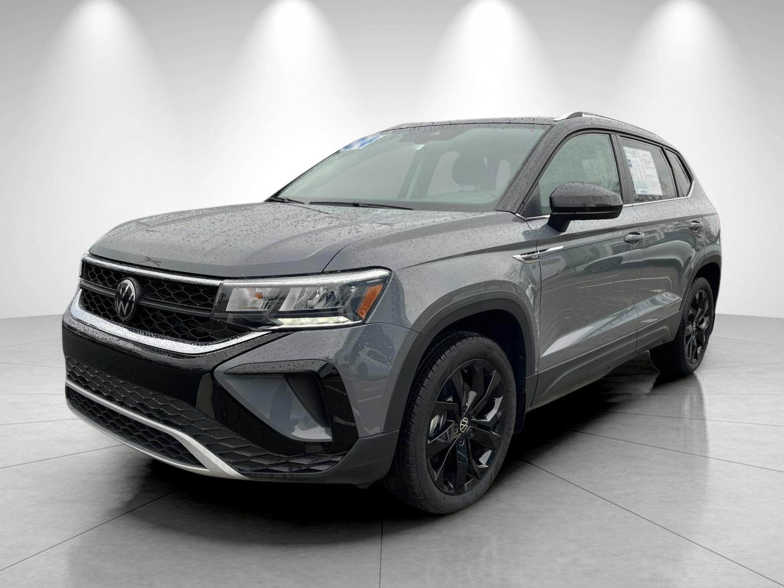 2024 Volkswagen Taos SE's photo