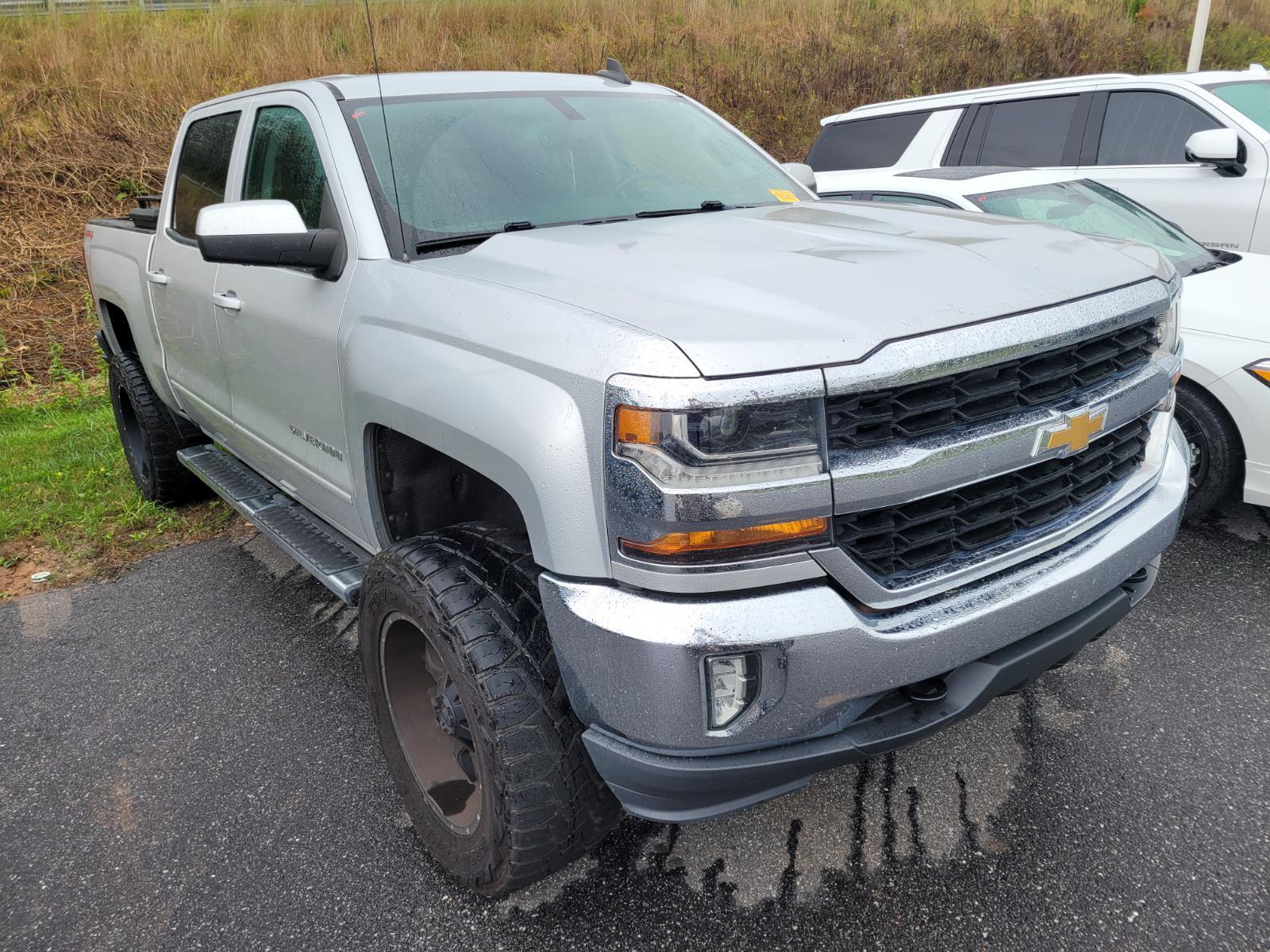 2017 Chevrolet Silverado 1500 LT photo 2