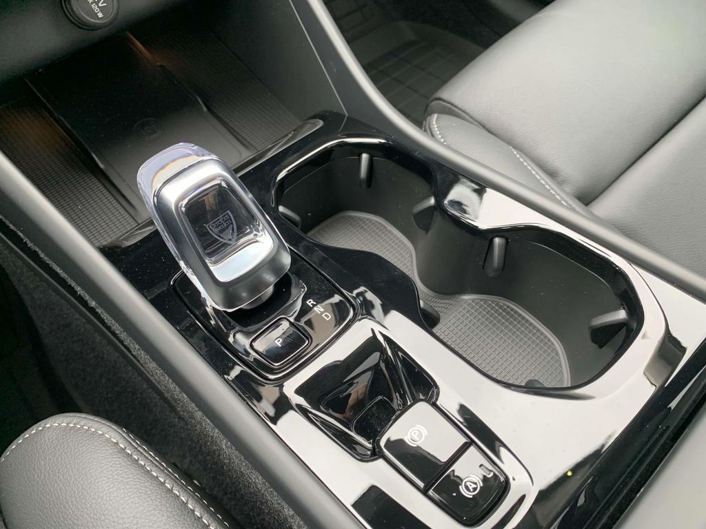 2025 Volvo XC40 AWD Plus photo 9