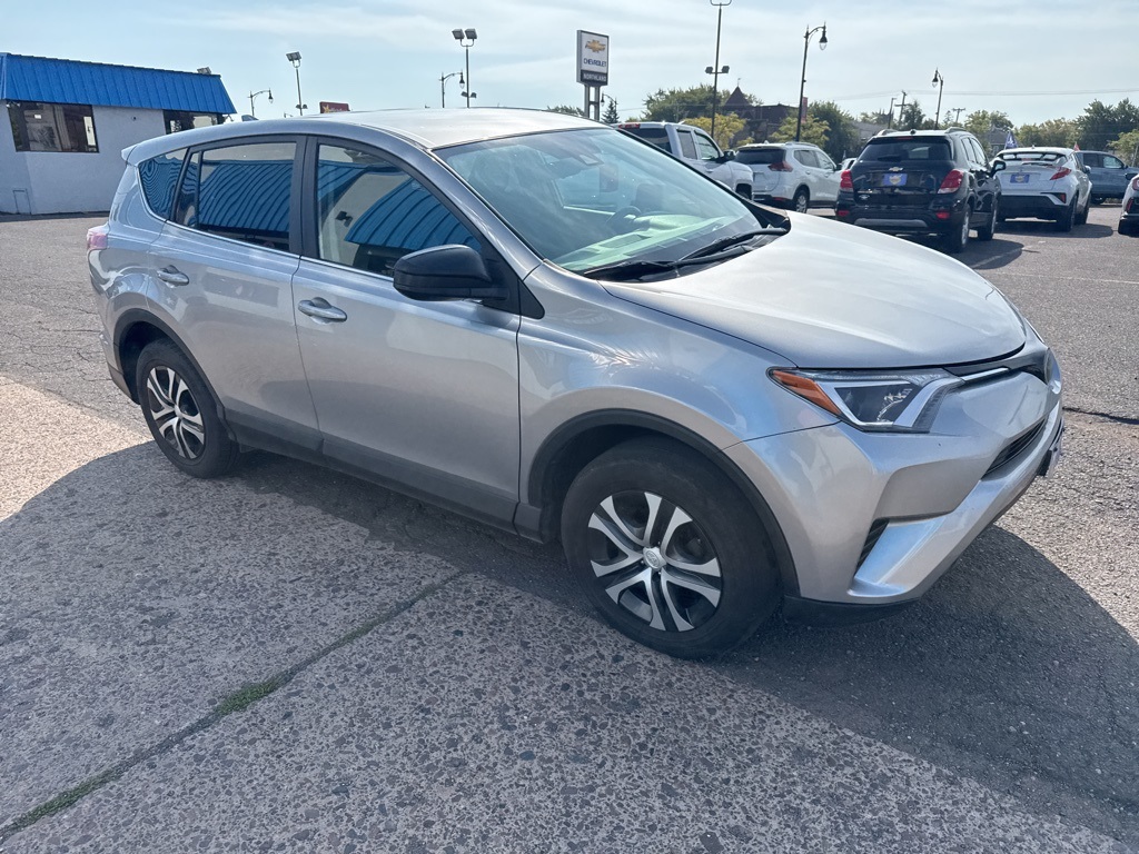 2017 Toyota RAV4 LE photo 4