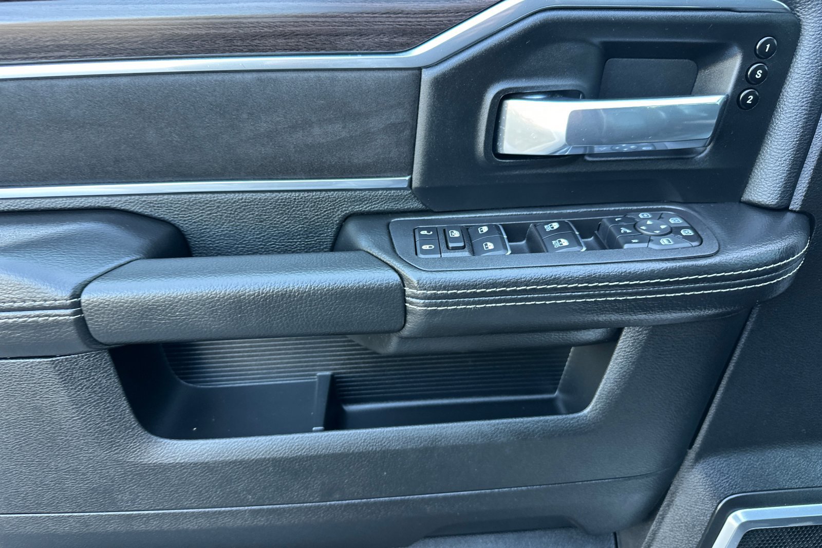 2025 Toyota RAV4 Laramie photo 8