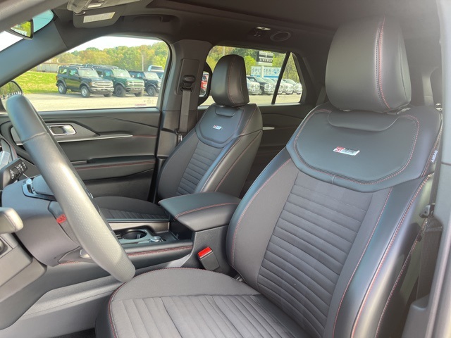 2025 Ford Explorer ST-Line photo 16