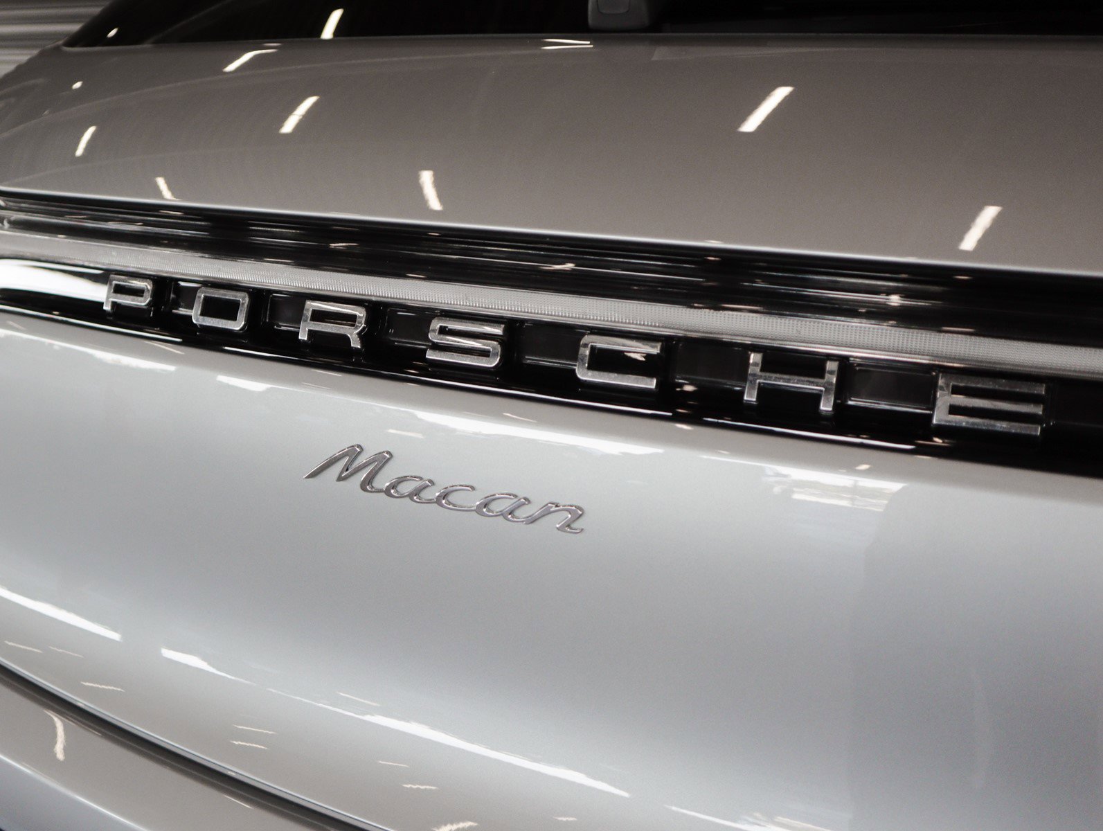 2025 Porsche Macan T photo 27