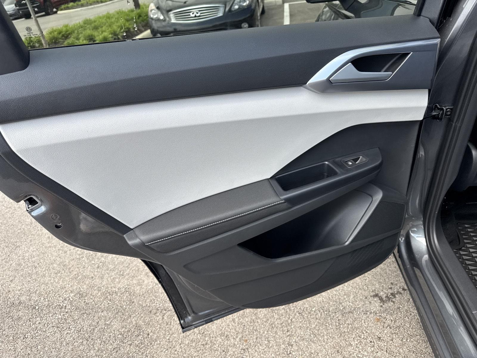 2025 Volkswagen Taos SE photo 6