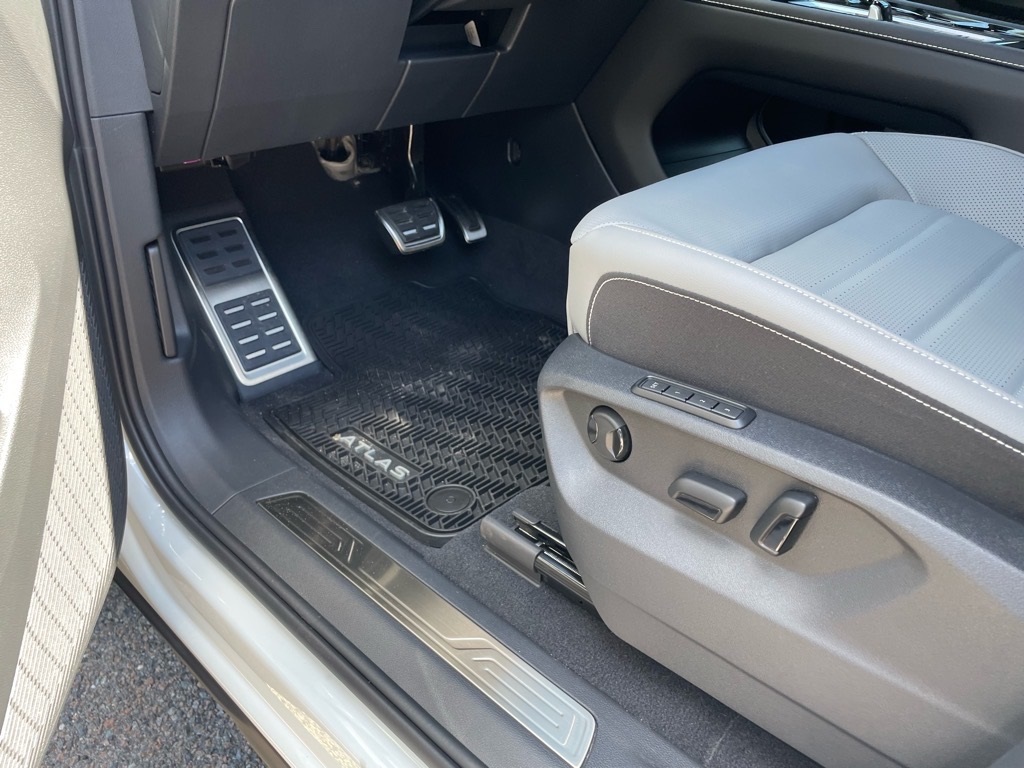 2026 Volkswagen Atlas Cross Sport SEL R-Line photo 15