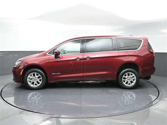 2023 Chrysler Pacifica Touring L photo 3