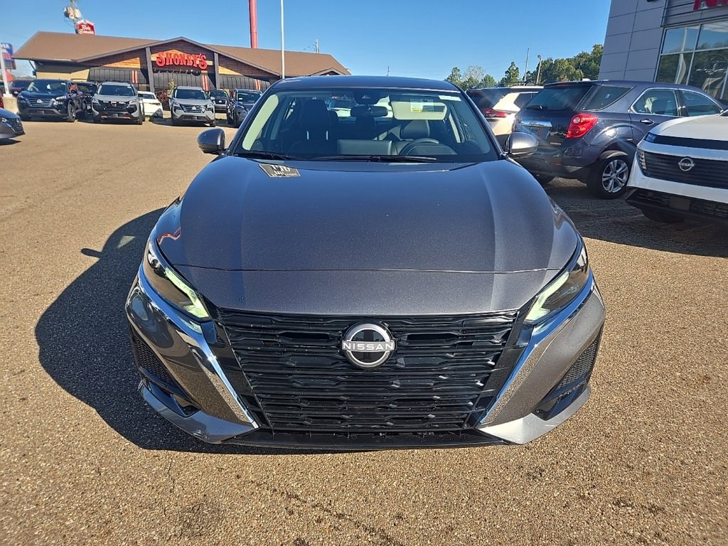 2025 Nissan Altima SL photo 2
