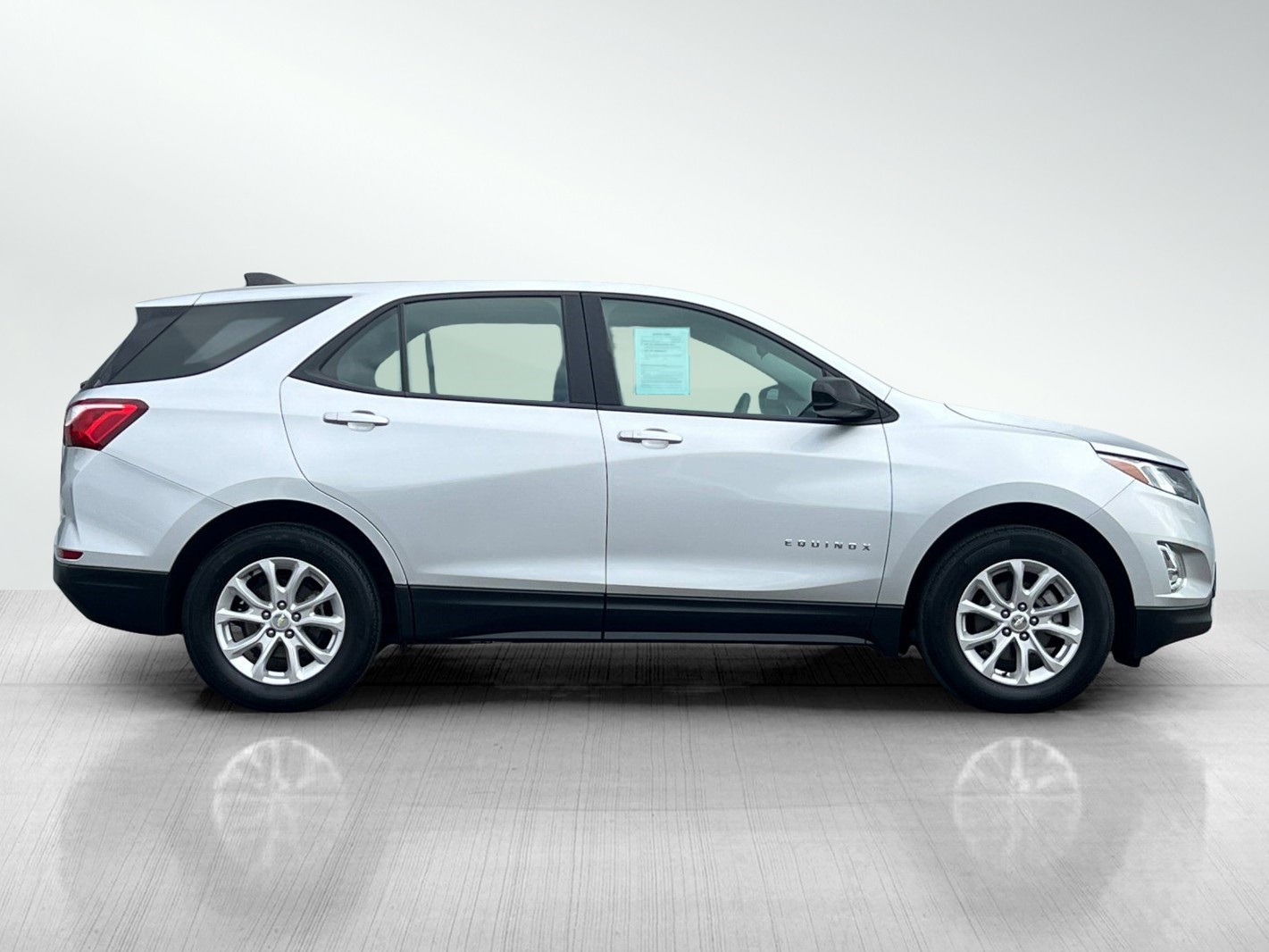 2021 Chevrolet Equinox LS photo 3