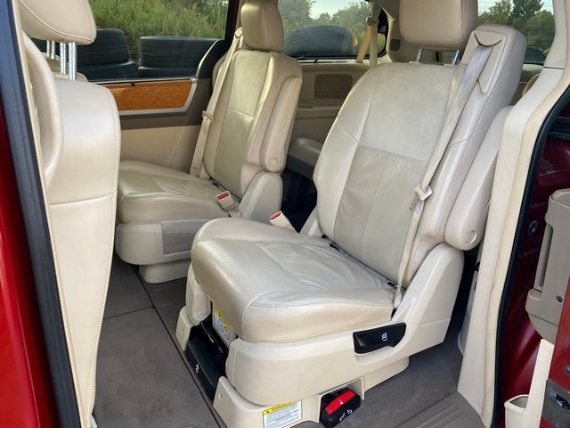 2010 Chrysler Town & Country Limited photo 18