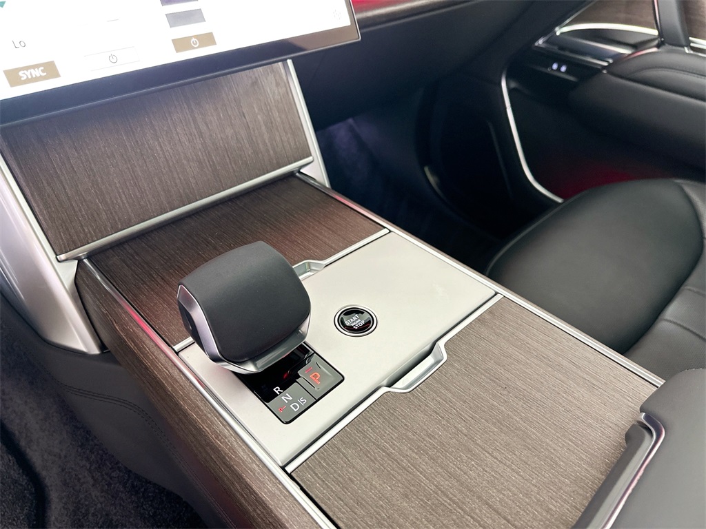 2025 Land Rover Range Rover SE photo 17