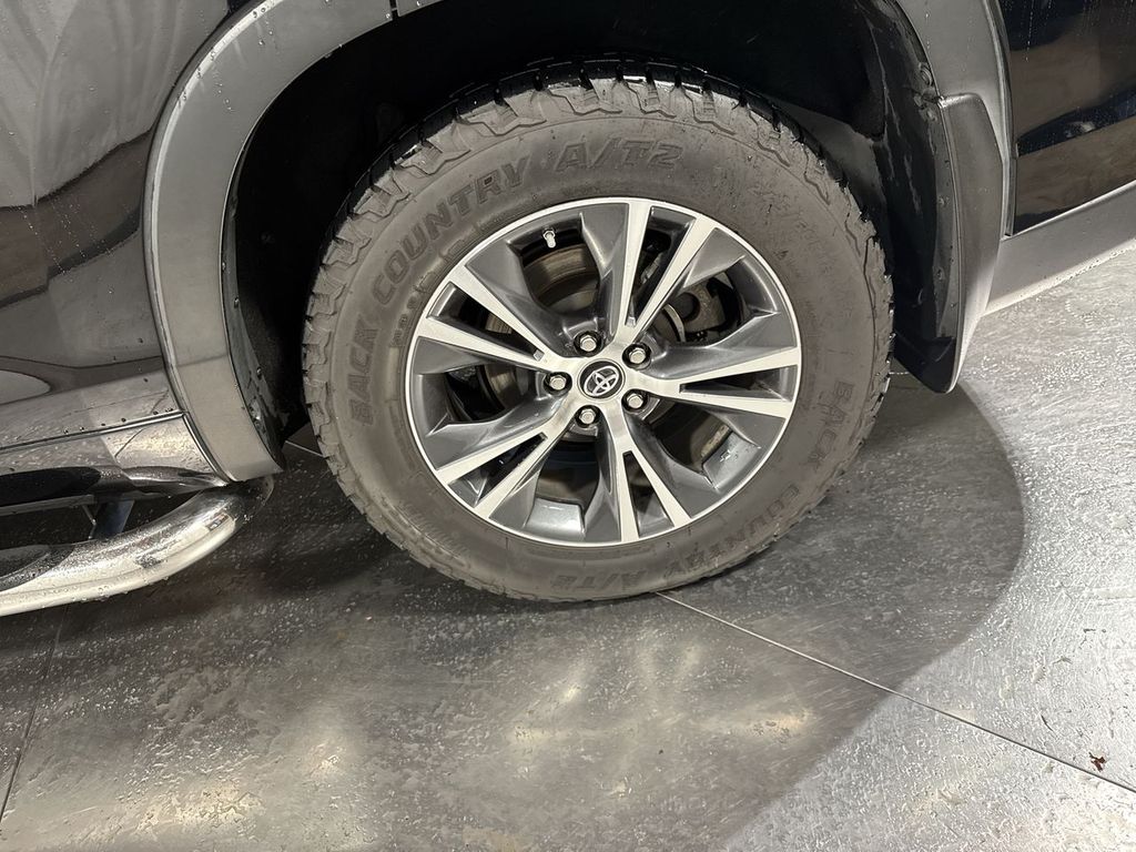 2017 Toyota Highlander LE photo 4