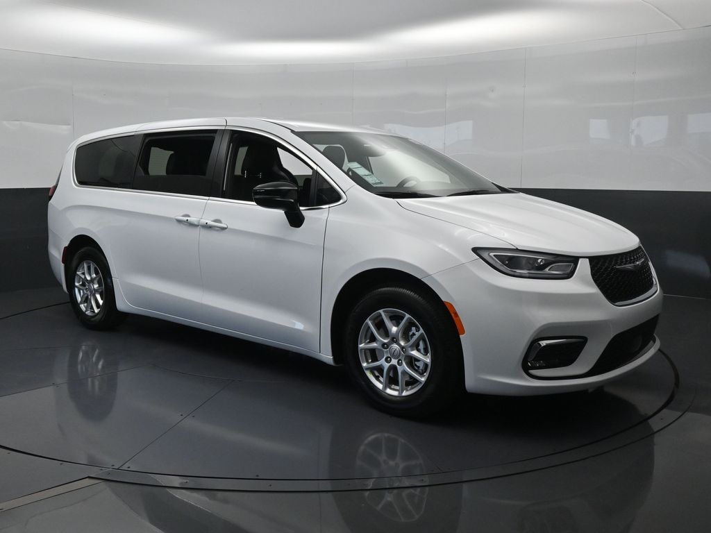 2025 Chrysler Pacifica Touring photo 4