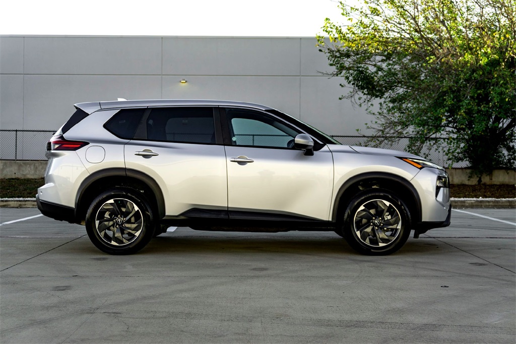 2024 Nissan Rogue SV photo 3