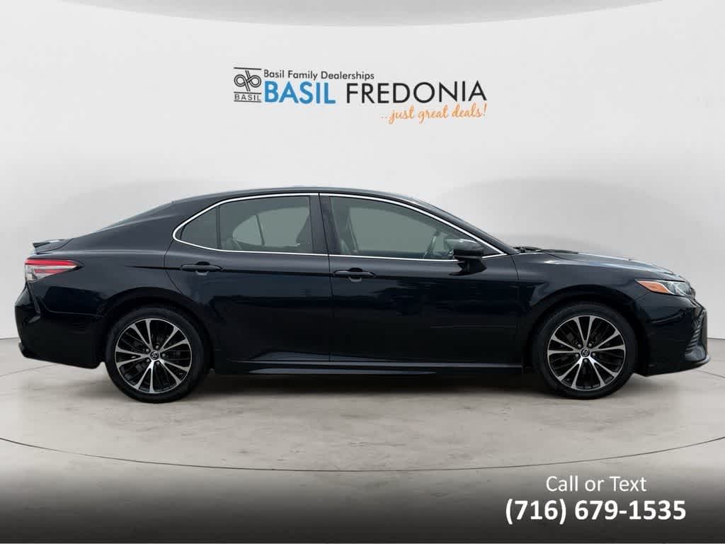 2018 Toyota Camry SE photo 4