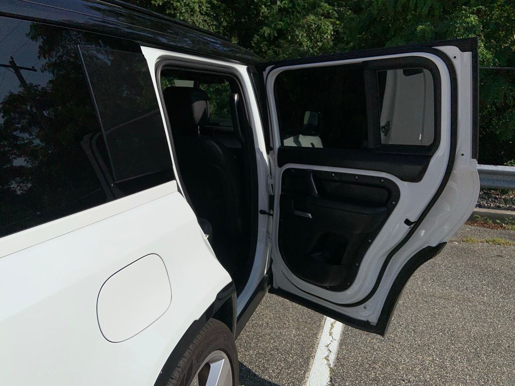 2025 Land Rover Defender 110 X-Dynamic SE photo 18