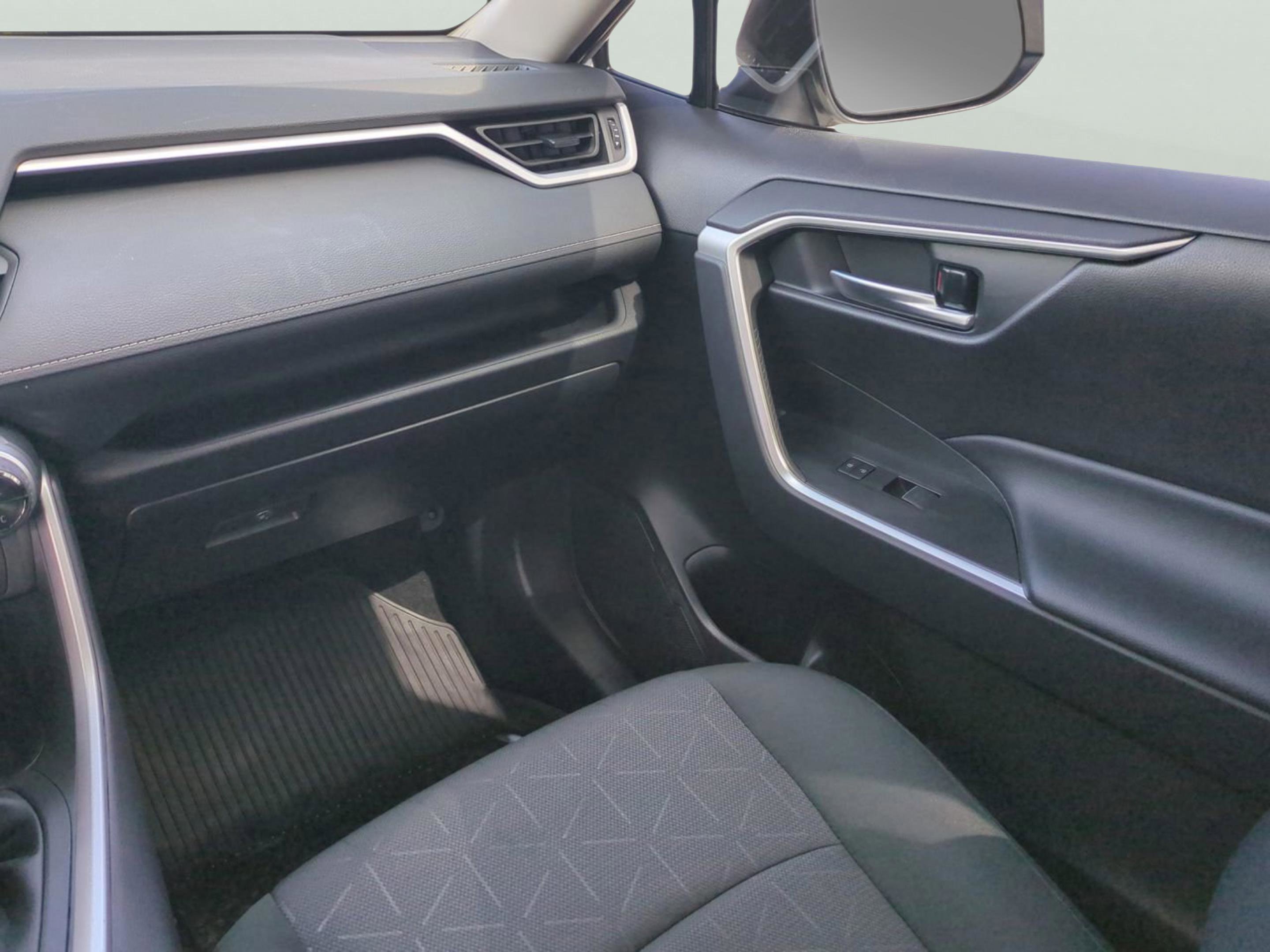 2024 Toyota RAV4 XLE photo 18