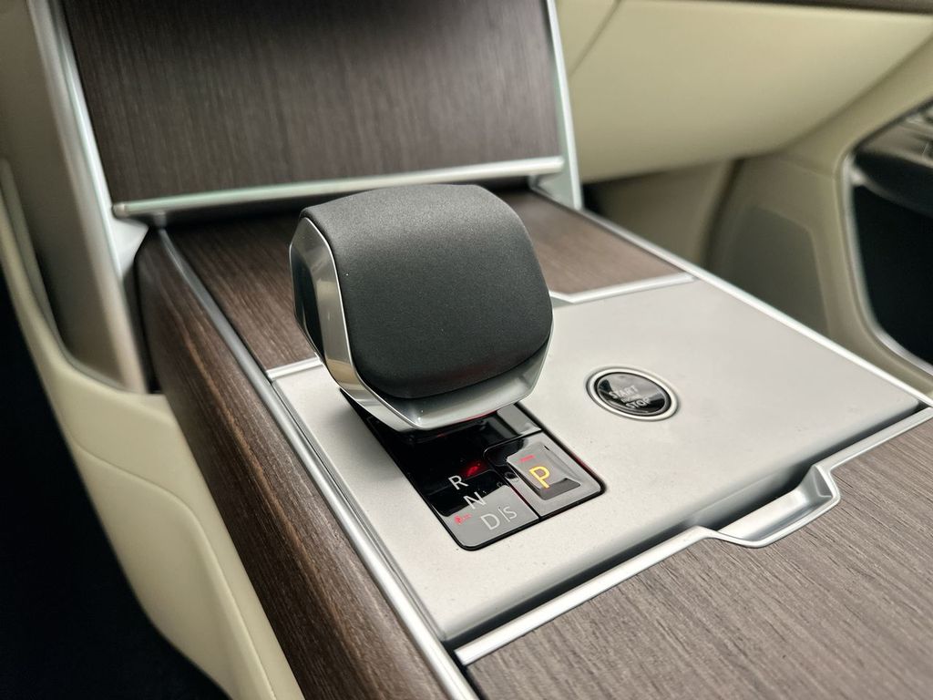 2025 Land Rover Range Rover SE photo 8