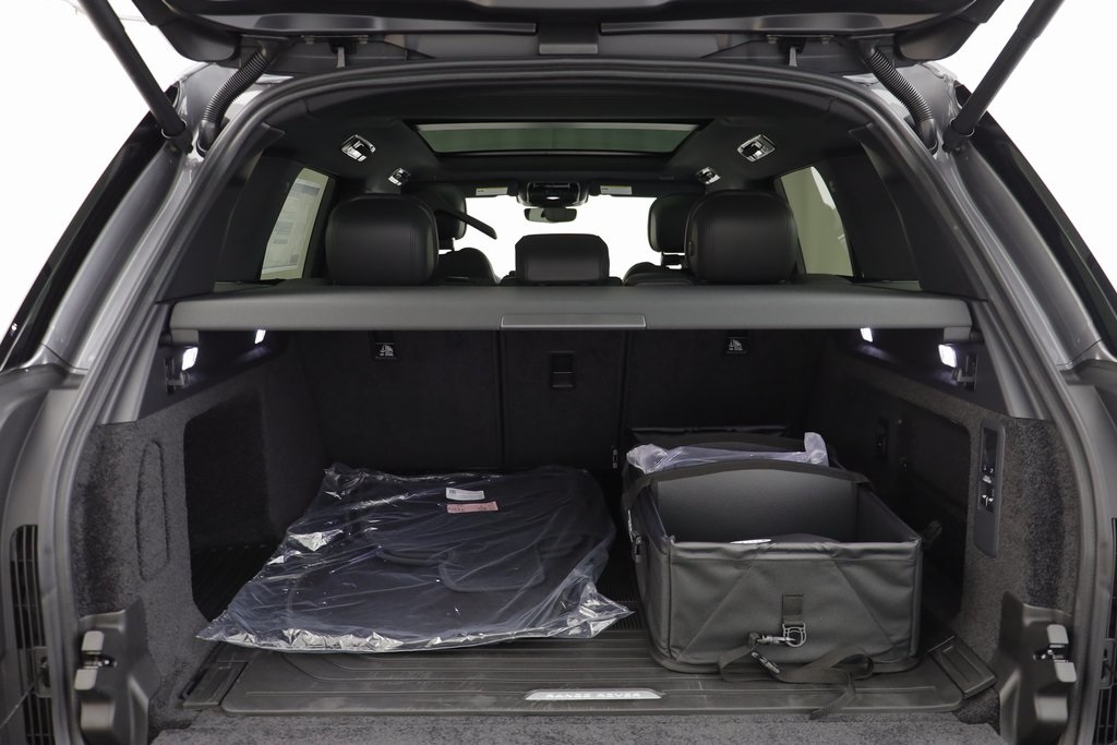 2025 Land Rover Range Rover SE photo 16