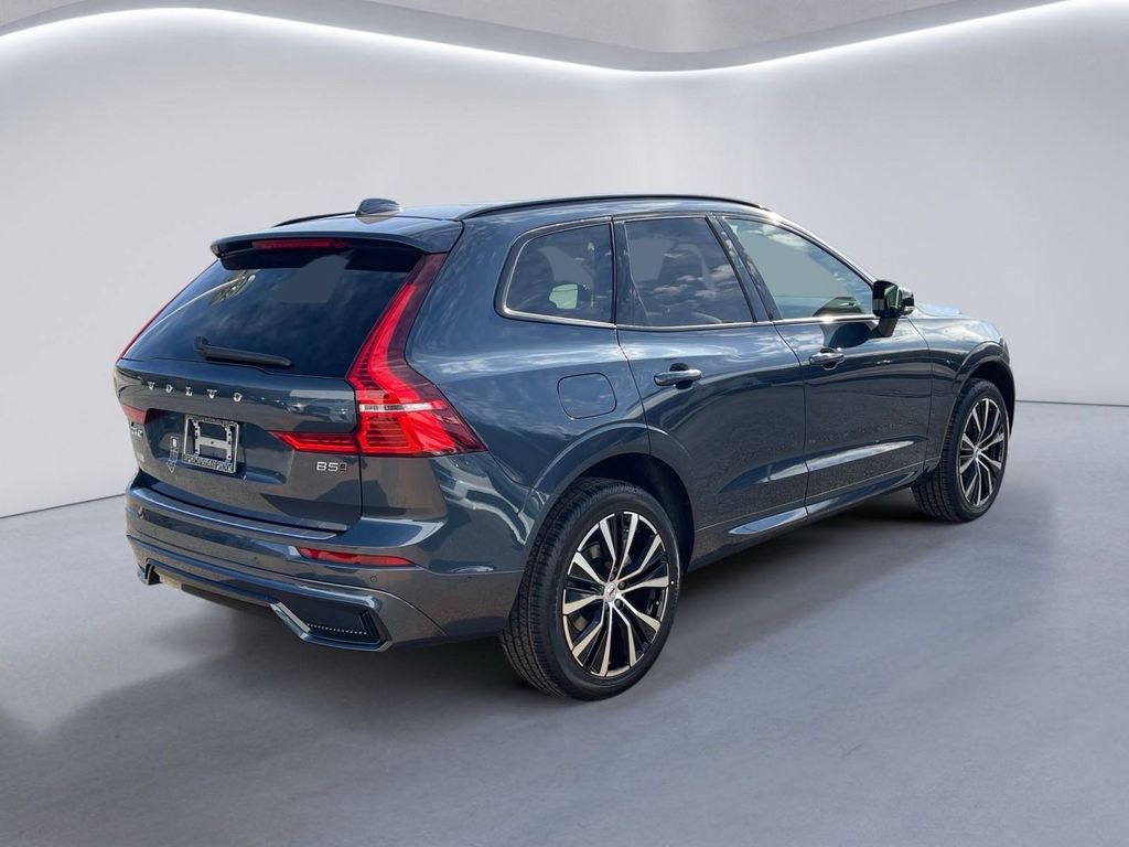 2025 Volvo XC60 B5 Plus photo 4