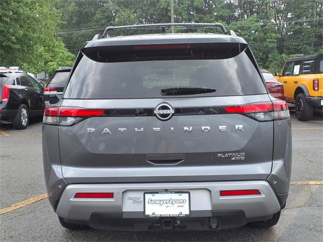 2023 Nissan Pathfinder Platinum photo 5