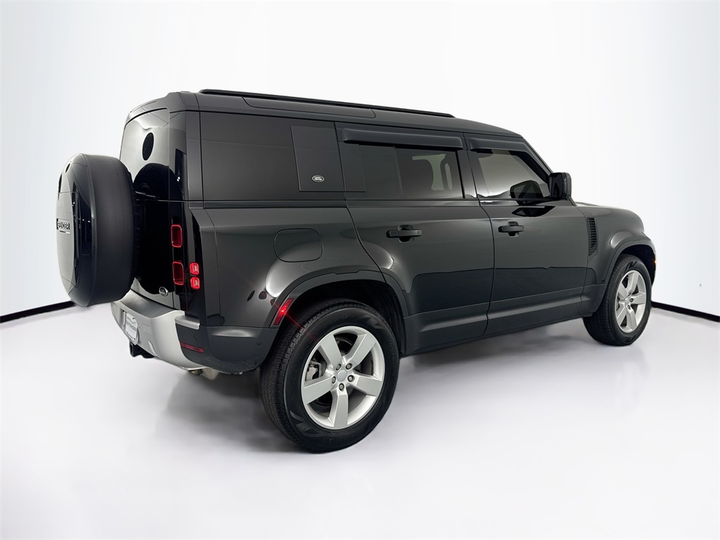 2023 Land Rover Defender 110 SE photo 3