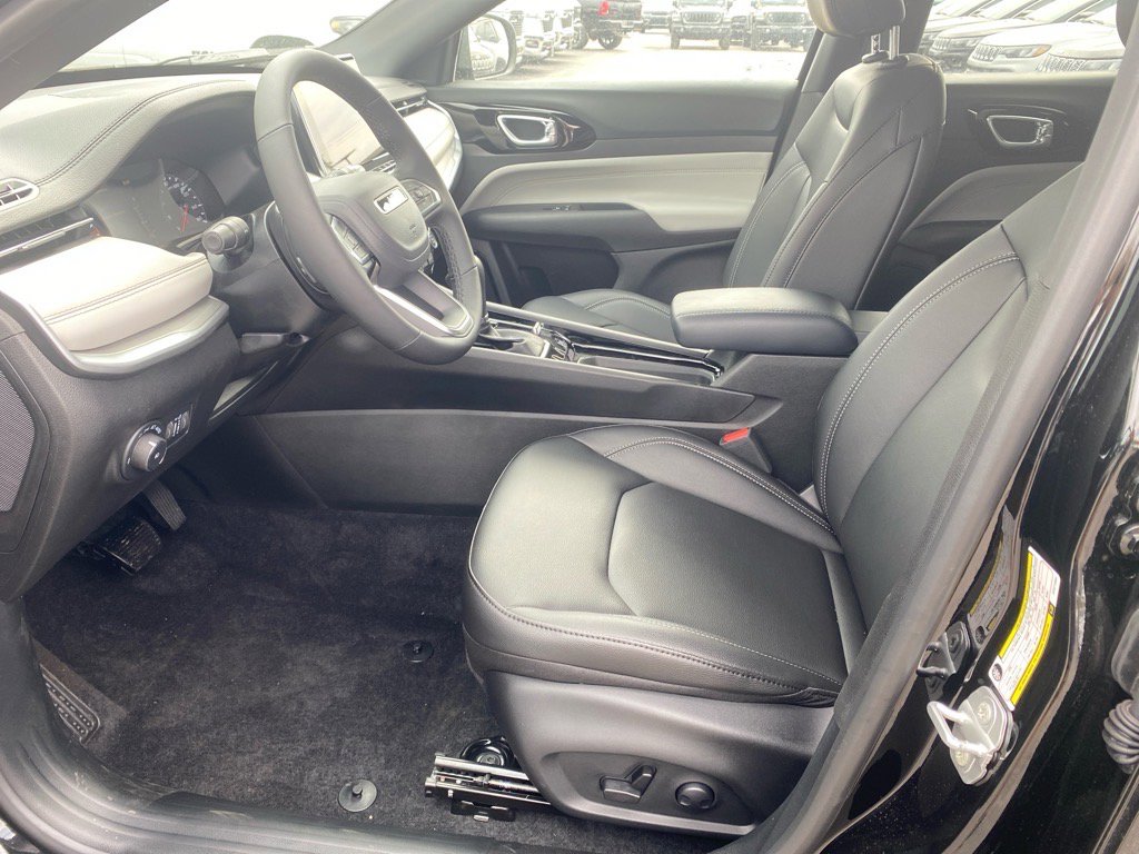 2025 Jeep Compass Limited photo 3